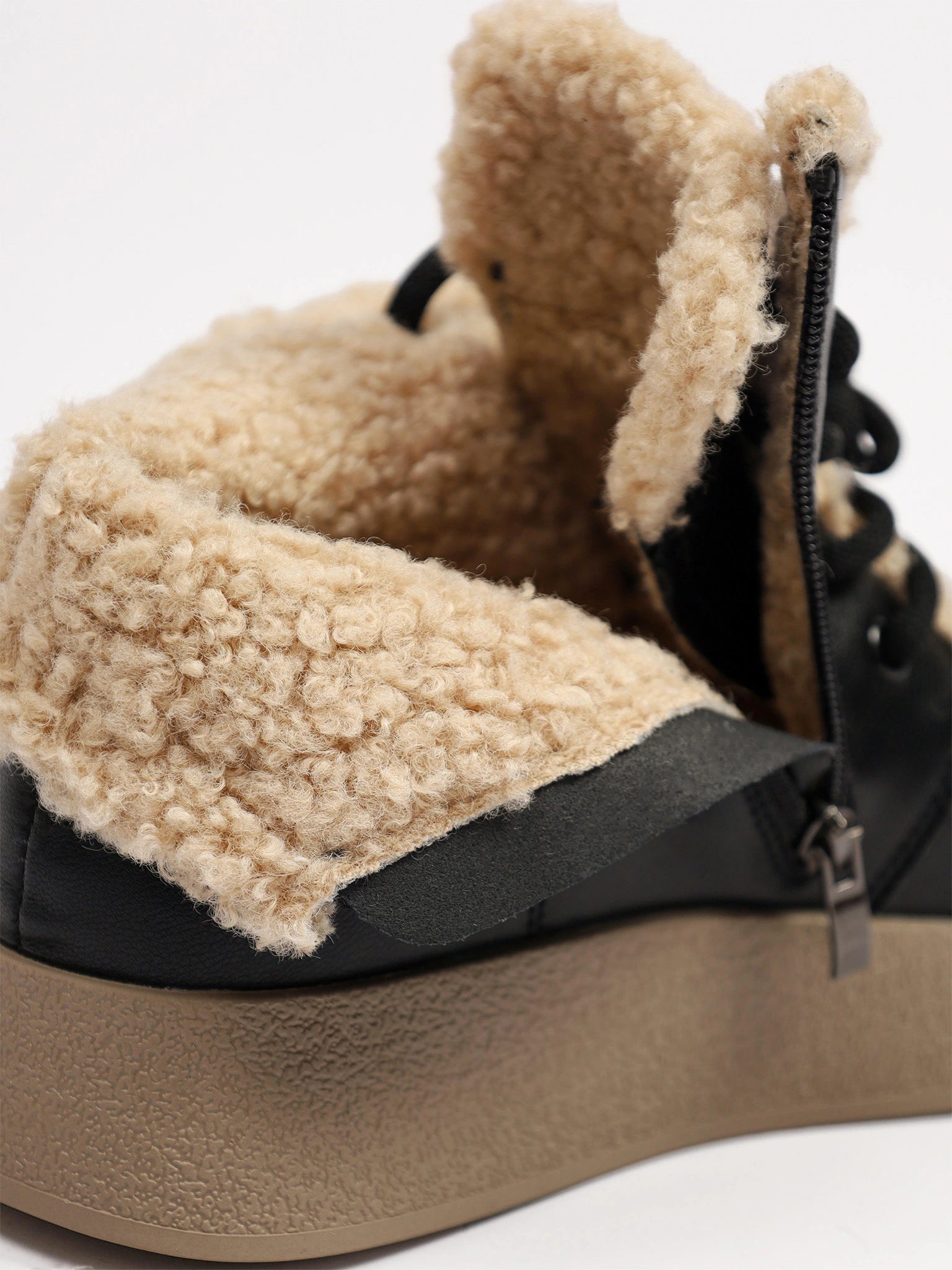 Ботинки черного цвета на контрастной платформе с меховой отделкой